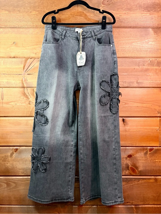 easel Denim - Easel NWT Hippie Chick Flower Appliqué Washed Black Wide Leg Jeans Size Medium 🖤